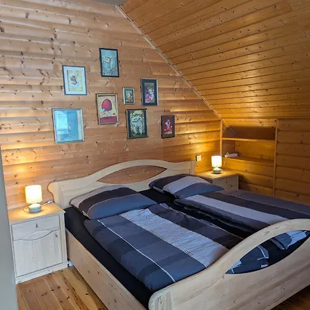 Idyllisches Holzhaus Im Gruenen